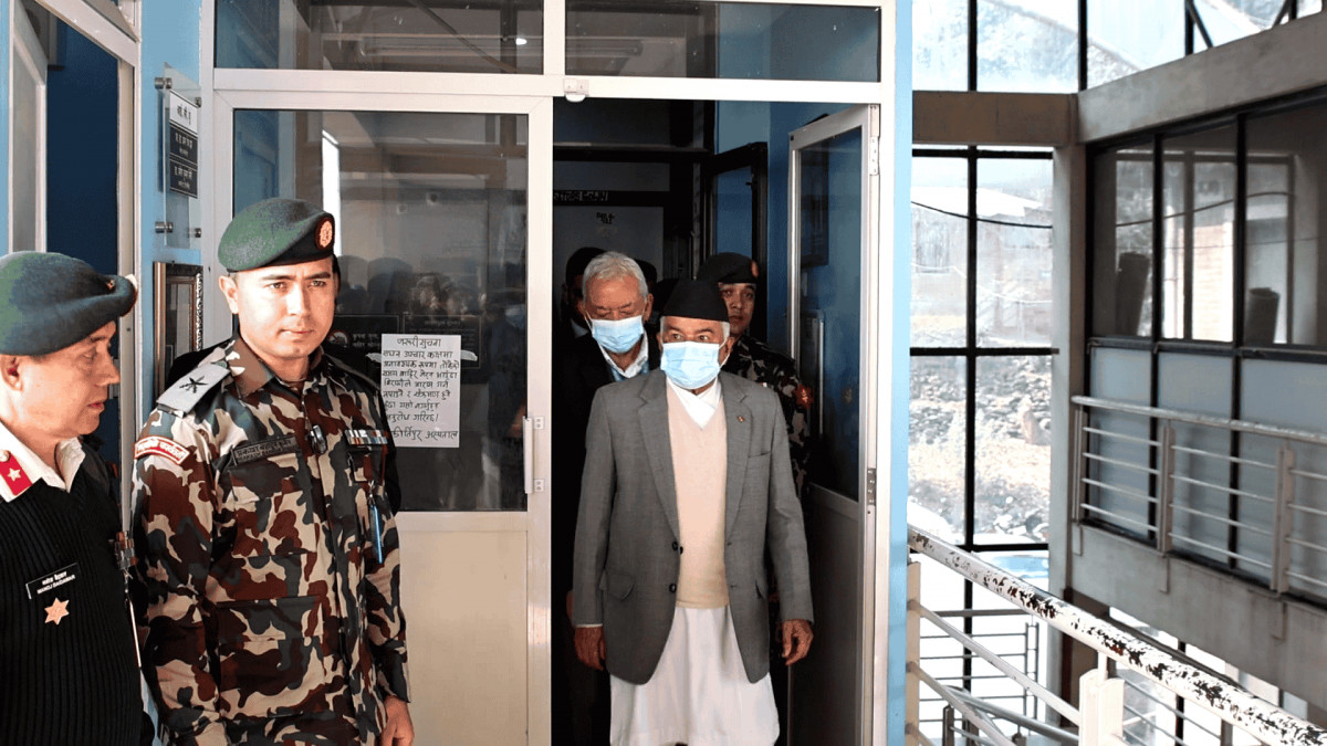 आइसियुमा राखिएका मन्त्री पौडेल भेट्न राष्ट्रपति, सभामुख र नेताहरुको लर्को