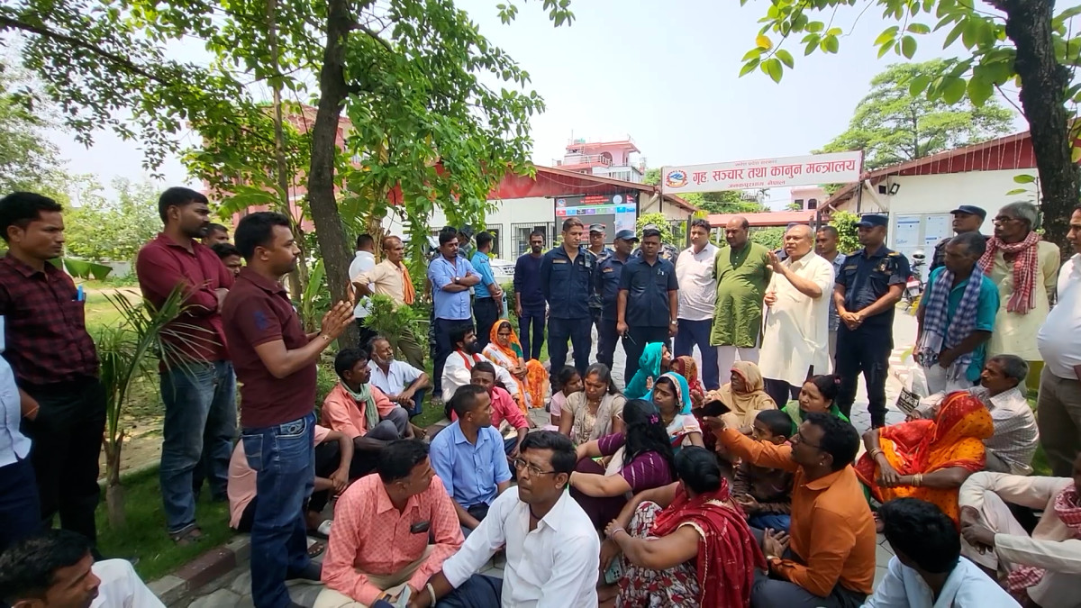 शहीदका परिवारहरूले घेरे मधेसको गृह मन्त्रालय