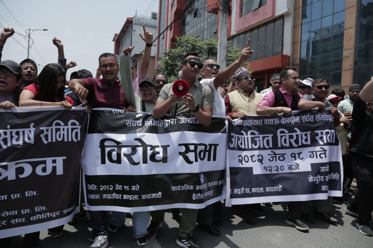 ‘राइड सेयरिङ’ सञ्चालन गर्ने गण्डकी सरकारको नियमावलीविरुद्ध यातायात व्यवसायी सडकमा