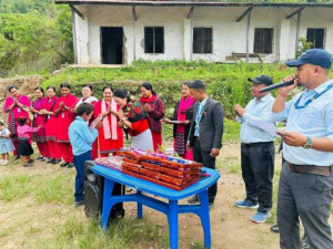 कलाकार गुरूङद्वारा कन्यादेवी माविका विद्यार्थीलाई शैक्षिक सामग्री वितरण