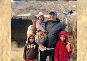 गरिबीकै कारण असुरक्षित आवासमा बस्न बाध्य मिजार परिवारको जिम्मा केसीले लिने