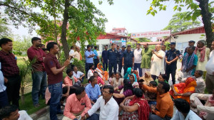 शहीदका परिवारहरूले घेरे मधेसको गृह मन्त्रालय