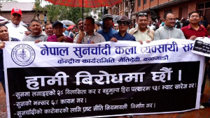पसल बन्द गरेर सुनचाँदी व्यवसायी निरन्तर प्रदर्शनमा