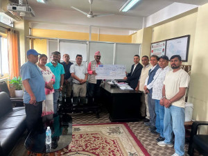 प्लास्टिकको छानामुनि बसेर राहत कोषलाई रू १३ लाख ५१ हजार सहयोग