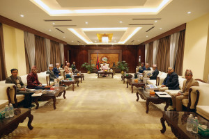 प्रधानमन्त्रीद्वारा निर्वाचन आयोग र सुरक्षा प्रमुखहरूसँग छलफल