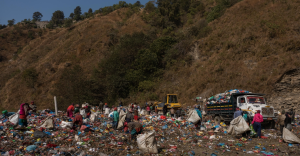 बञ्चरेडाँडामा फोहोर : राज्यसत्ताकै दमले बारम्बार पिल्सिँदै स्थानीय