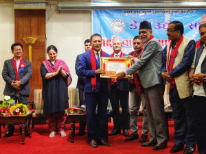 न्यूज २४ कर्मी नवराज चालिसे कृषि पत्रकारिता पुरस्कारबाट पुरस्कृत 