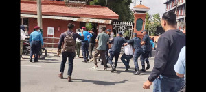 निषेधाज्ञाविरुद्ध सिंहदरबार गेटमै प्रदर्शन 