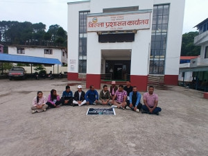 प्रेस स्वतन्त्रता र मिडियामाथिको आर्थिक नाकाबन्दीविरुद्ध दोलखाका पत्रकारहरू आन्दोलित, जिल्ला प्रशासन कार्यालयमा धर्ना