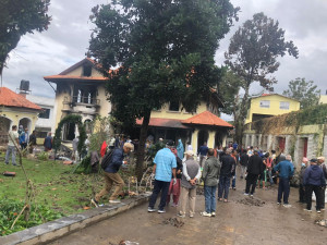 नेता केसीको क्षतिग्रस्त घरको सरसफाइमा जुटे स्थानीय शुभेच्छुक