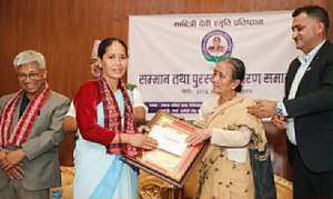 सावित्रीदेवी स्मृती प्रतिष्ठानद्वारा स्वास्थ्यकर्मी लामासहित अन्य व्यक्ति सम्मानित
