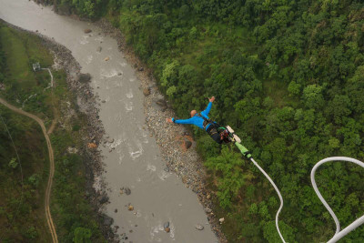 सशस्त्र प्रहरीका प्रशिक्षार्थी अधिकृतहरूले गरे बञ्जी