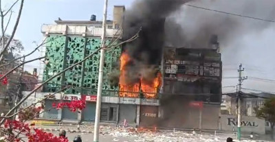 राजावादी प्रदर्शनकारीले जलाए व्यावसायिक भवन