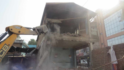 यसरी भत्काइयो विष्णुमती किनारका घर-टहरा (तस्वीरमा)