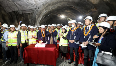 नागढुङ्गा-सिस्नेखोला सुरूङमार्ग  ब्रेक थ्रु,  प्रधानमन्त्रीले भने- 'महत्वपूर्ण उपलब्धि !'