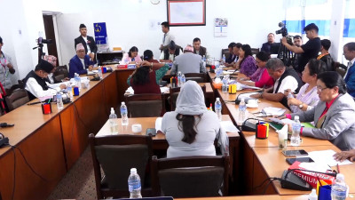 शिक्षकलाई राजनीतिमुक्त गर्न एमाले-काँग्रेसकै सांसदको दबाब