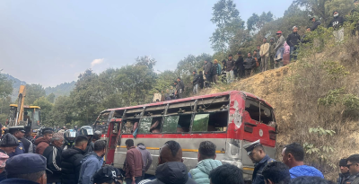 पिकनिक गएको बस दुर्घटना हुँदा ३ विद्यार्थीको मृत्यु, दर्जनौँ घाइते