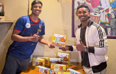 रविन्द्रको साथमा आर्क्स फुड र सोमपाल कामी