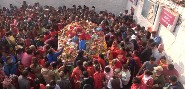 आज आमाको मुख हेर्ने दिन : मातातीर्थमा तिर्थालुको भीड