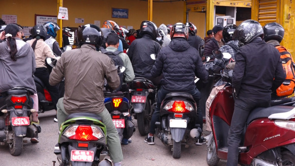 उपत्यकाका पेट्रोल पम्पहरूमा उपभोक्ताको भीड