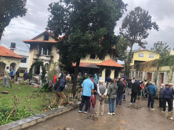 नेता केसीको क्षतिग्रस्त घरको सरसफाइमा जुटे स्थानीय शुभेच्छुक