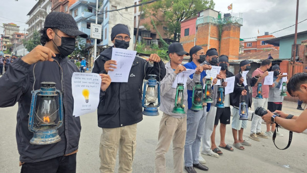 ४ हजार घरपरिवार अन्धकारमा रहेको भन्दै 'बोलन्या थली'द्वारा लालटिन बालेर आन्दोलन