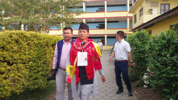 इलाम २ उपनिर्वाचन : एमालेका उम्मेदवार सुहाङ नेम्वाङले गरे मतदान