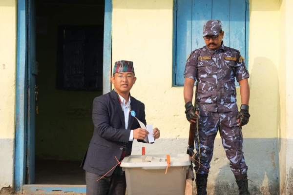 इलाम २ उपनिर्वाचन : रास्वपाका उम्मेदवार मिलन लिम्बूले गरे मतदान