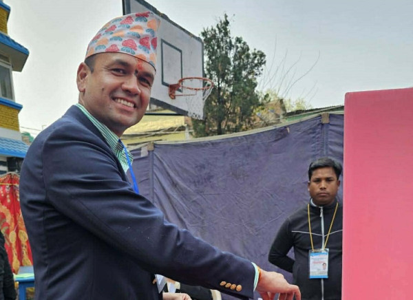 काठमाडौं–१ का कांग्रेस उम्मेदवार प्रबल थापाले बुद्धनगरस्थित मतदान केन्द्रमा मतदान गरे