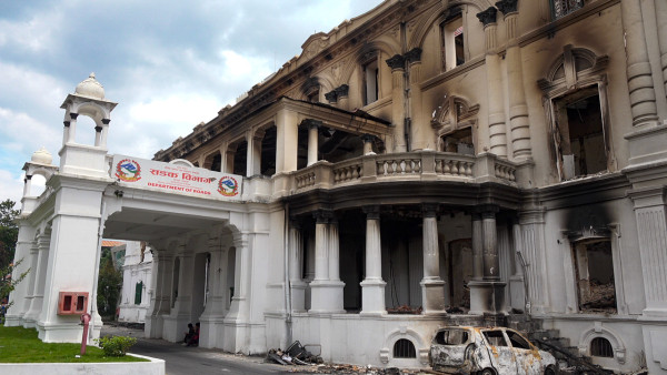 तीन दिनपछि निभाइँदै यातायात र सडक विभाग भवनको आगो