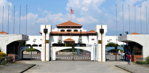 संसद भवनमा खटिएका प्रहरी जवानले  आफैँलाई गोली हाने