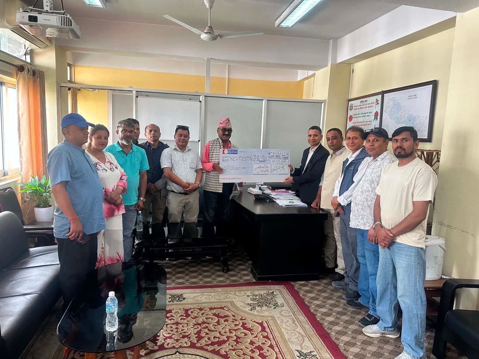 प्लास्टिकको छानामुनि बसेर राहत कोषलाई रू १३ लाख ५१ हजार सहयोग