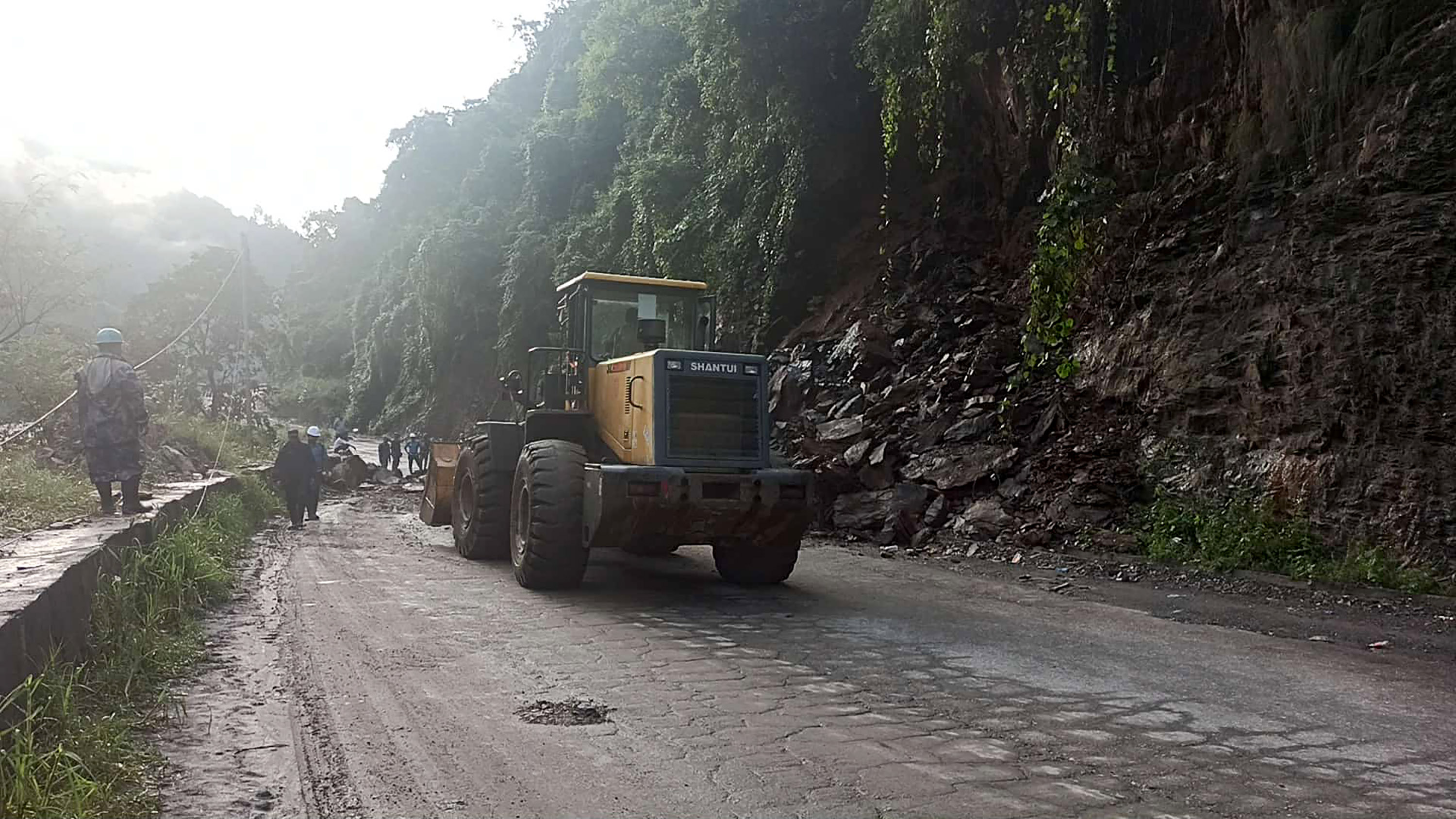 वर्षा रोकिए पनि सडक क्षति र पहिरोको जोखिम कायमै