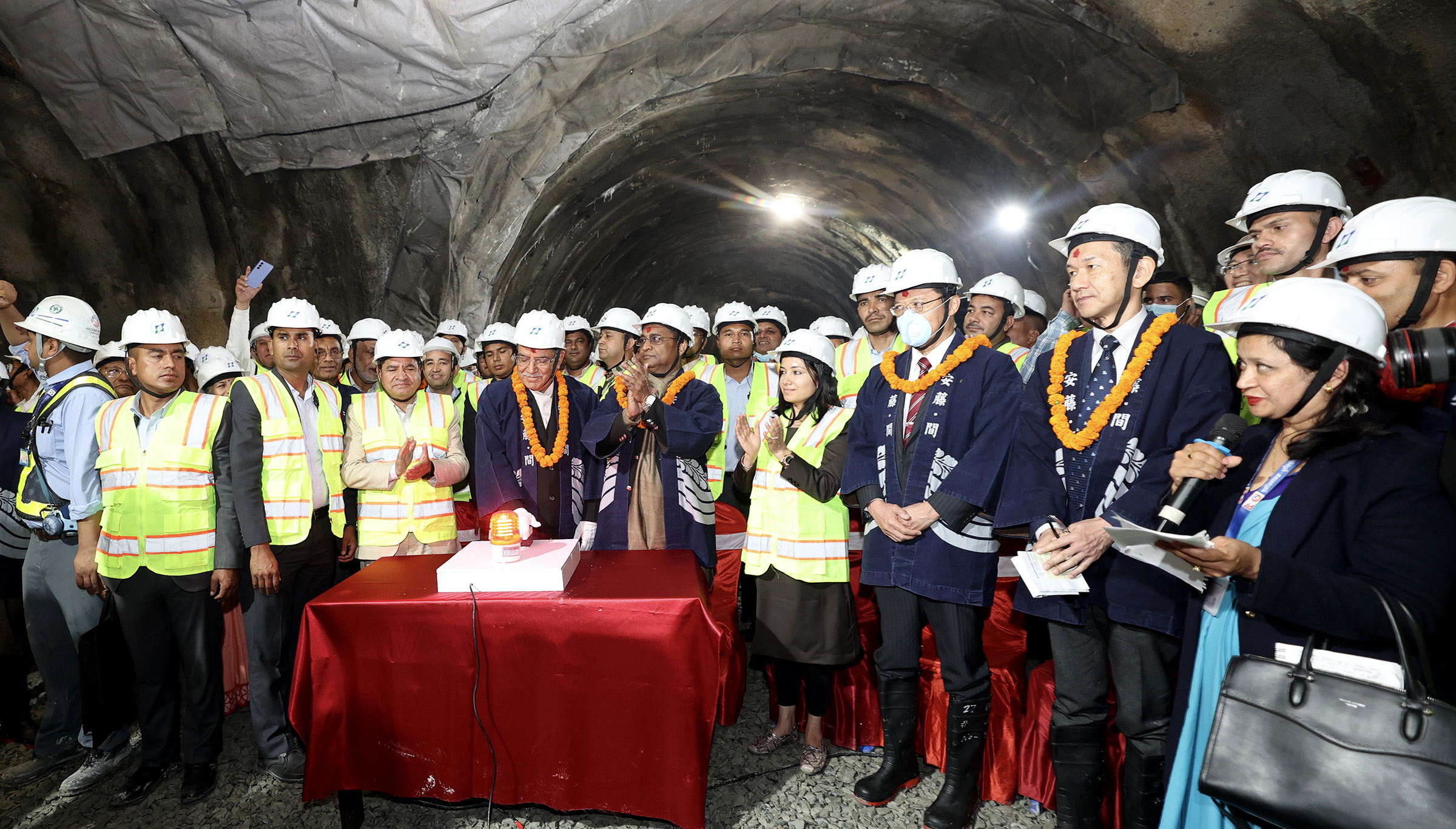 नागढुङ्गा-सिस्नेखोला सुरूङमार्ग  ब्रेक थ्रु,  प्रधानमन्त्रीले भने- 'महत्वपूर्ण उपलब्धि !'