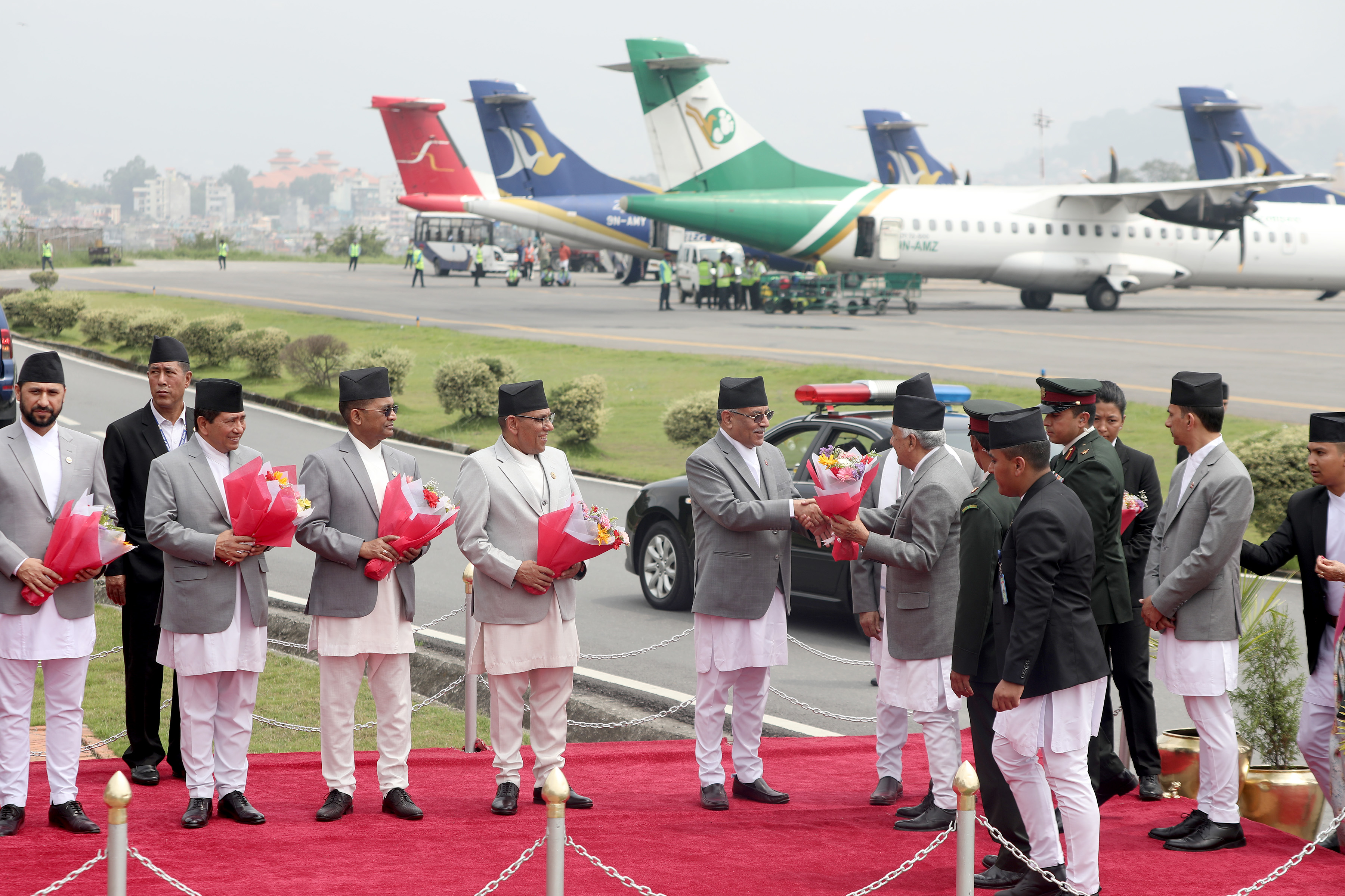 राष्ट्रपति पौडेल स्वदेश फिर्ता, विमानस्थलमा मन्त्रिमण्डलको लाम