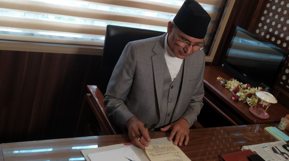 अर्थमन्त्री विष्णु पौडेलले स्वीकारे प्रचण्ड सरकारको बजेट