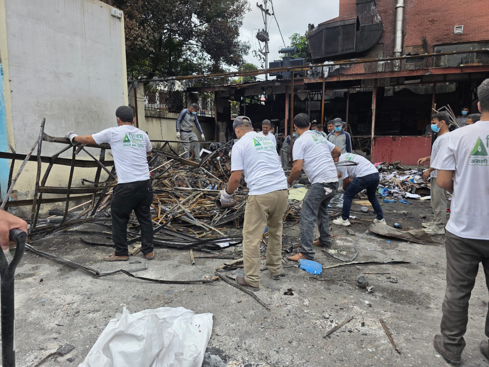 शिवम् शिमेन्टद्वारा काठमाडौं जिल्ला प्रशासन कार्यालयमा सरसफाई