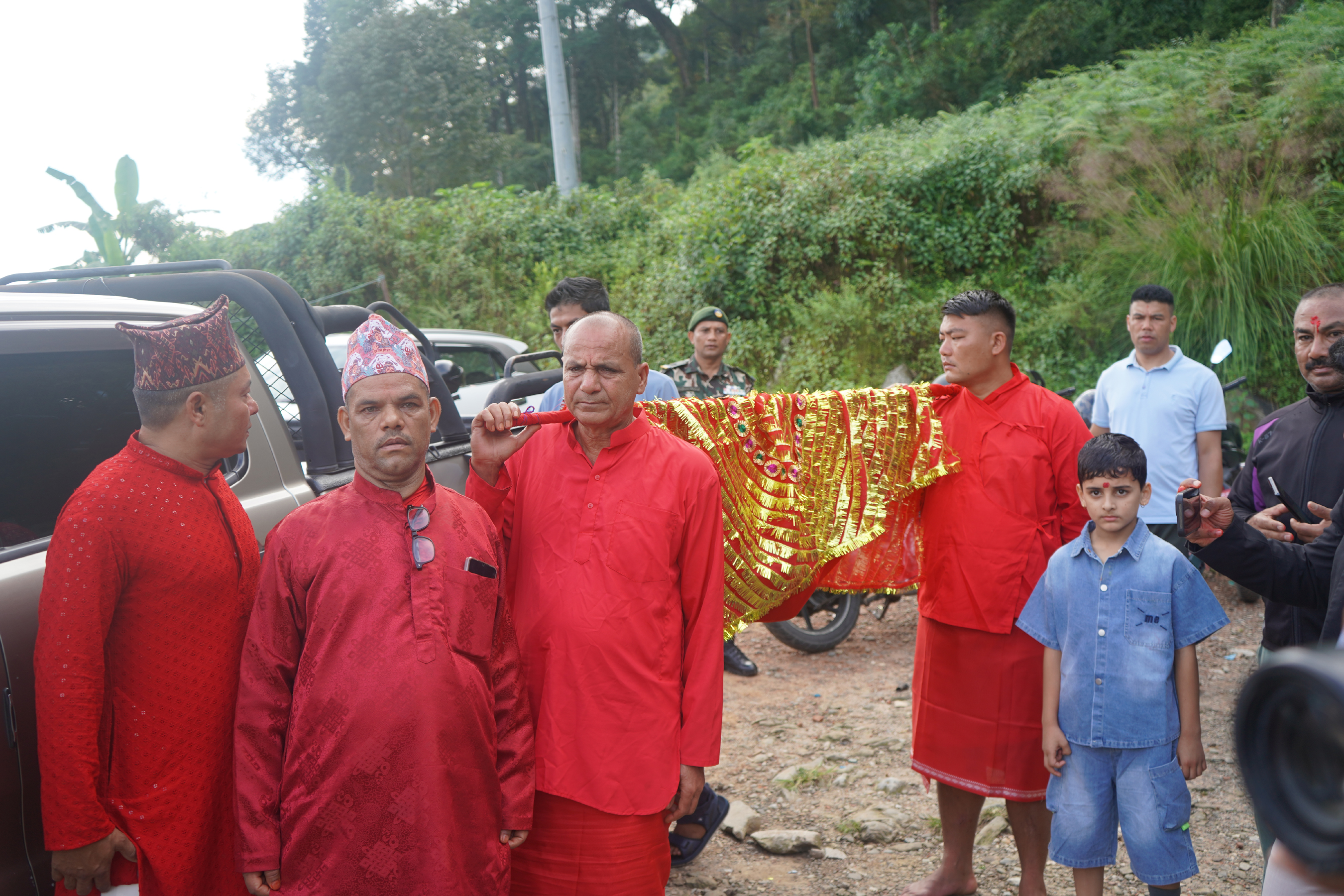 गोरखा दरबारबाट हनुमान ढोका दरबारमा फूलपाती भित्र्याइँदै
