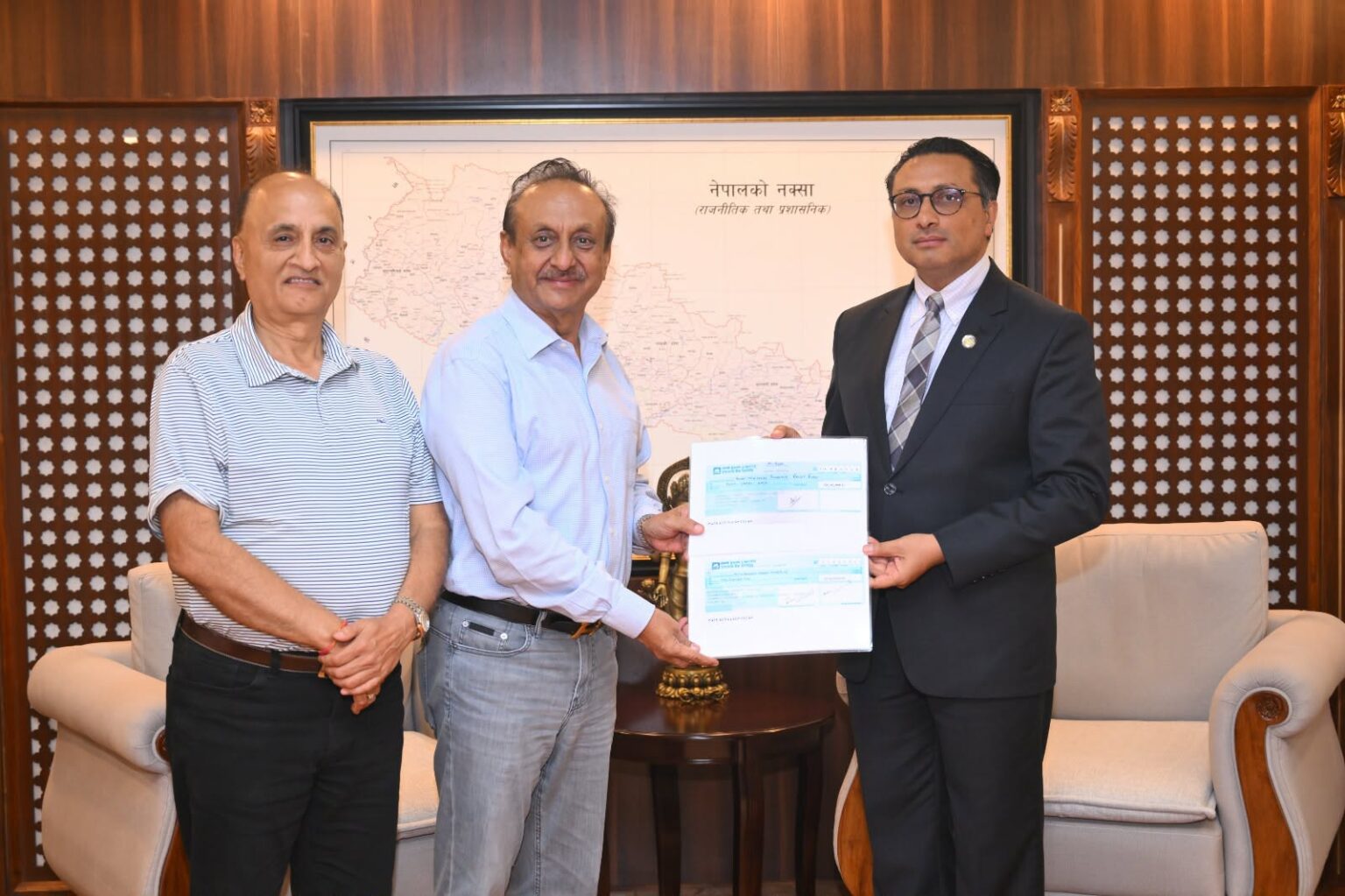 बाढीपीडितका लागि रिद्धिसिद्धि सिमेन्ट र सौर्य सिमेन्टद्वारा १ करोड १ लाख सहयोग