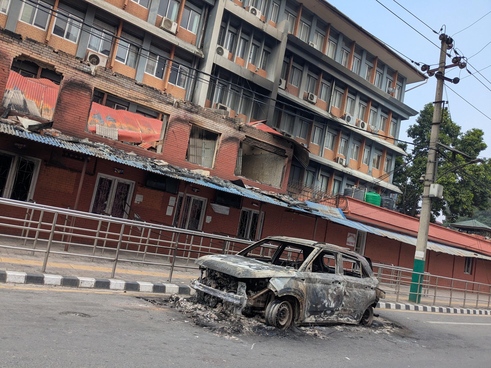 काठमाडौँ महानगरद्वारा सडकका भग्नावशेष हटाउन सुरु