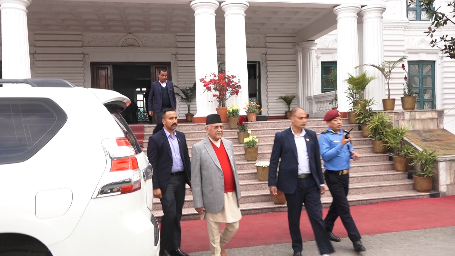 प्रधानमन्त्री र ओलीबीच छलफल, एमाले आउला त मोर्चामा ?