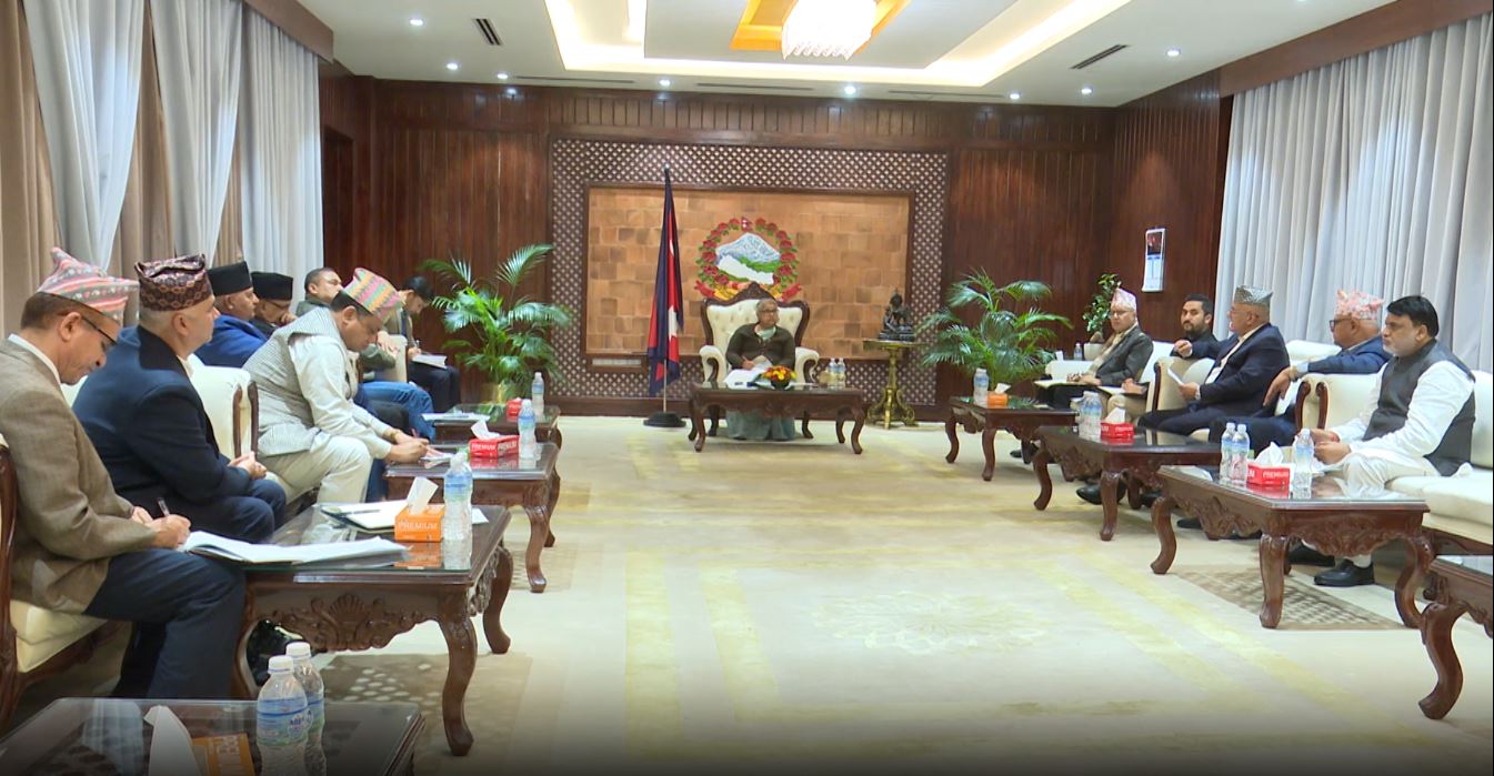 प्रधानमन्त्रीलाई मुख्यमन्त्रीहरूको ब्रिफिङ-  ‘निर्वाचनको वातावरण बनिसकेको छैन, सहयोगका लागि तयार छौं’