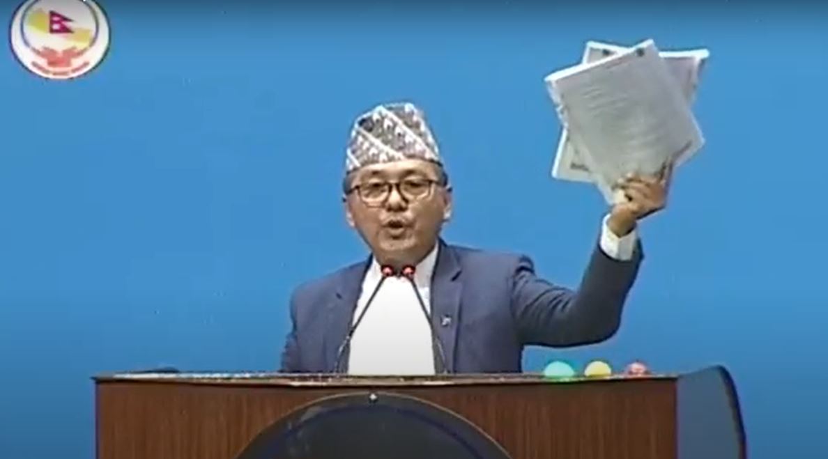 संसदको रोष्ट्रममै लिङ्देनले च्याते बजेट पुस्तिका