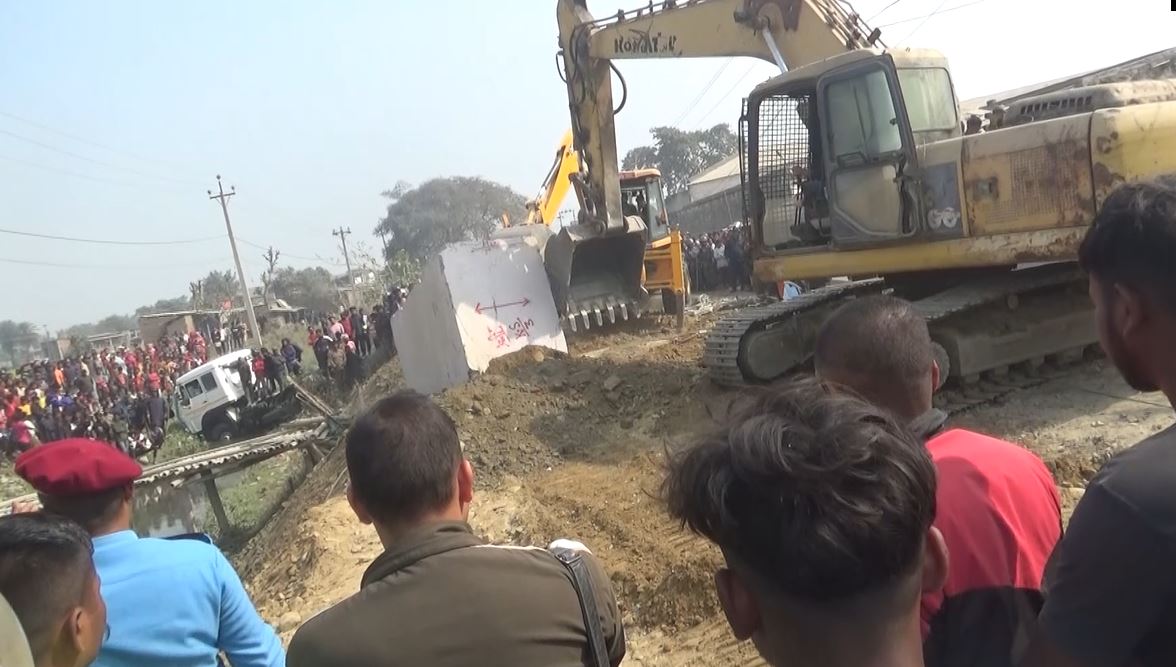 सुतिरहेका बालकमाथि पल्टियो भारतीय गाडी, ३ जनाको मृत्यु