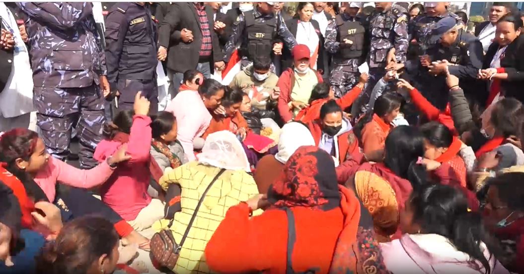 संसद भवनमै पसेर लघुवित्त ऋणीहरूले गरे विरोध प्रदर्शन